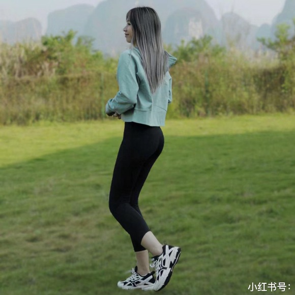 Lululemon Loungeful Cropped Hoodie
Silver Blue - Picture 7 of 10